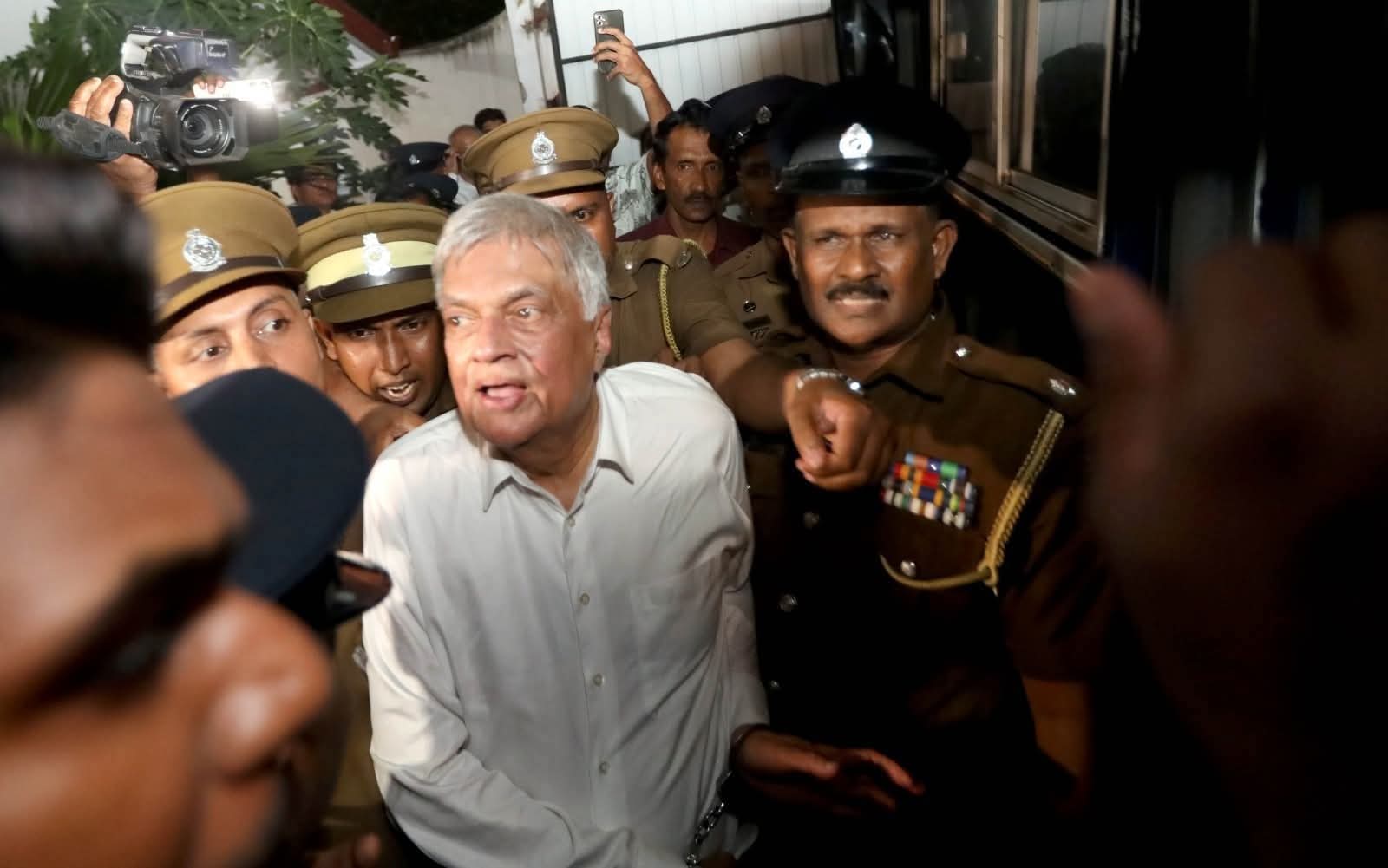 ரணில் விக்ரமசிங்கவை எதிர்வரும் 26ஆம் திகதி வரை விளக்கமறியலில்……