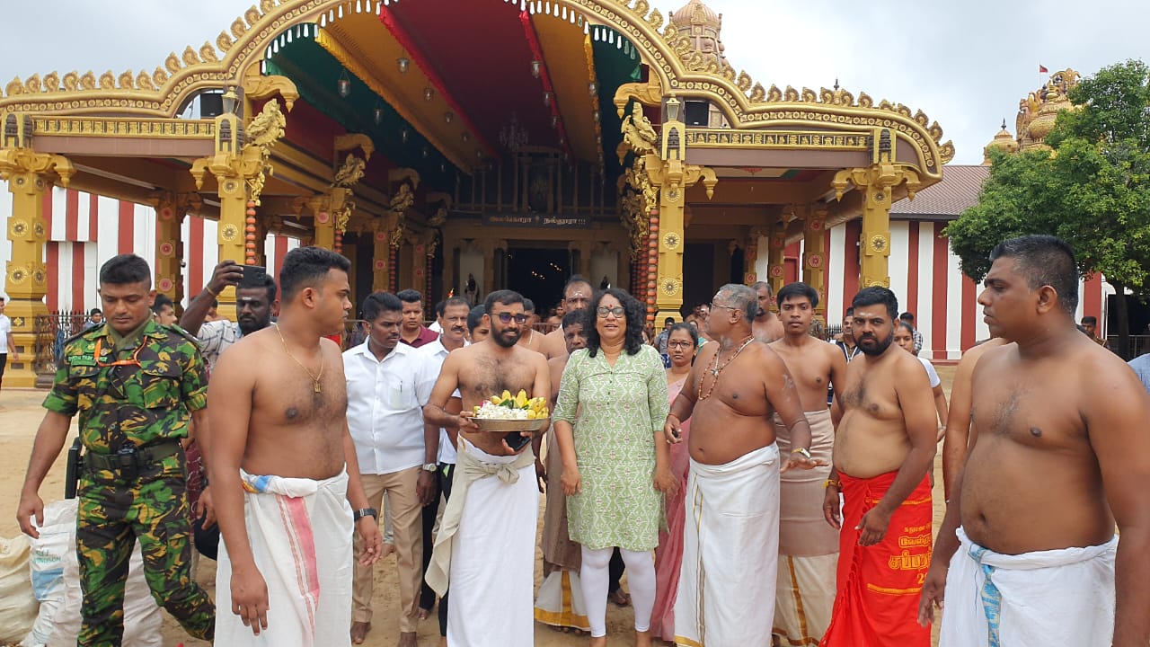 பலத்த பாதுகாப்புடன் நல்லூர் கந்தனை வழிபட்ட பிரதமர்.