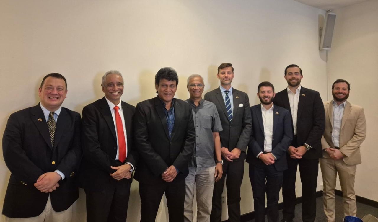 சுமந்திரன், மனோ, நிஸாம் அமெ. குழுவினருடன் பேச்சு.