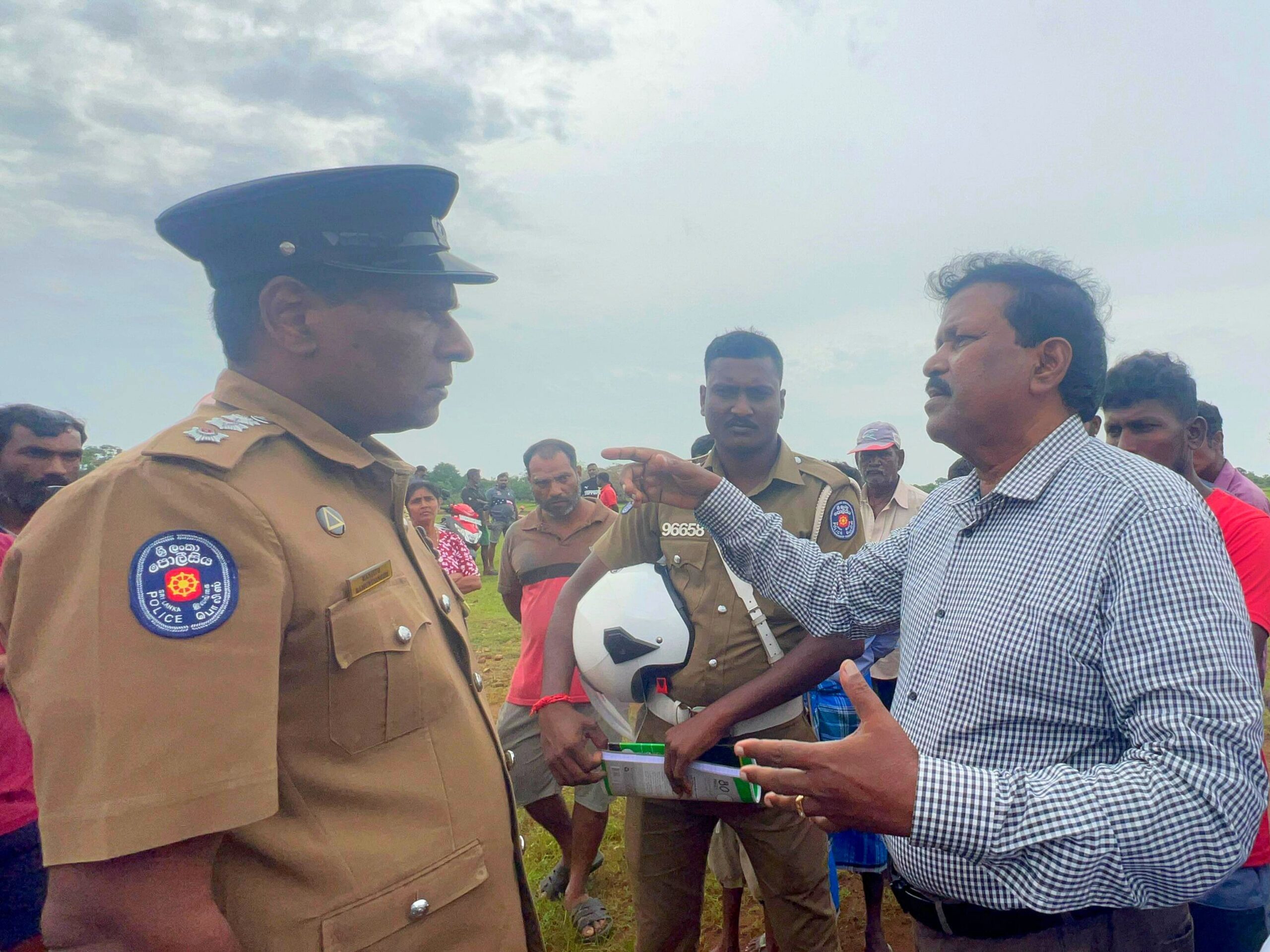 முல்லைத்தீவில் மக்கள் மீது பொலிஸாரும் அடாவடித்தனம்.