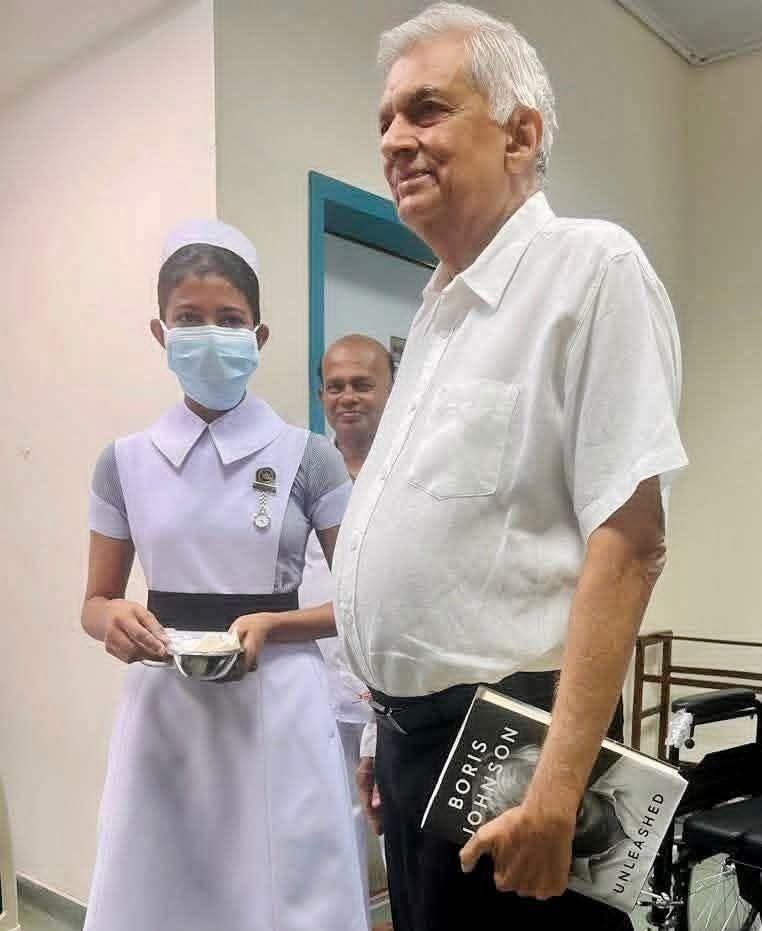 வைத்தியசாலையில் இருந்து இன்று வீடு திரும்பிய ரணில்.