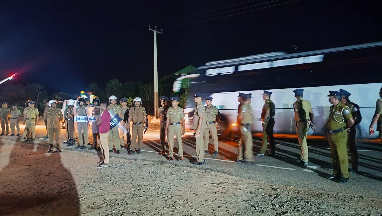 மக்களின் கடும் எதிர்ப்புகளுக்கு மத்தியில்  பெருமளவு பொலிஸாரின் பாதுகாப்புடன் மன்னார் நகரை வந்தடைந்த காற்றாலை மின் கோபுரங்களின் பாகங்கள்!