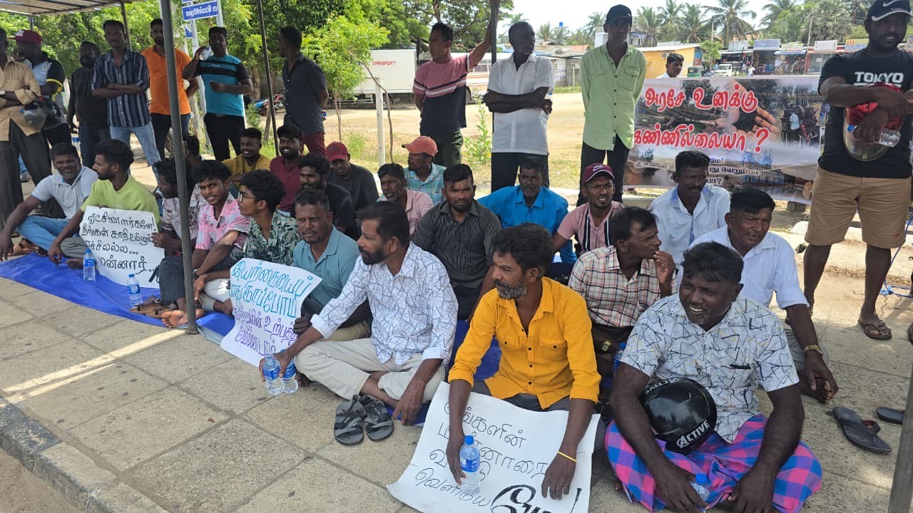 காற்றாலை, கனிய மணல் அகழ்வுத் திட்டங்களுக்கு எதிராக மன்னாரில் 10 ஆவது நாளாகப் போராட்டம்.