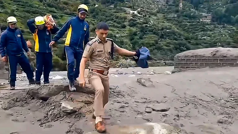 உத்தரகண்ட் நிலச்சரிவில் சிக்கிய 44 பேரை விமானம் மூலம் மீட்ட இந்திய-திபெத்திய எல்லைக் காவல் படையினர்