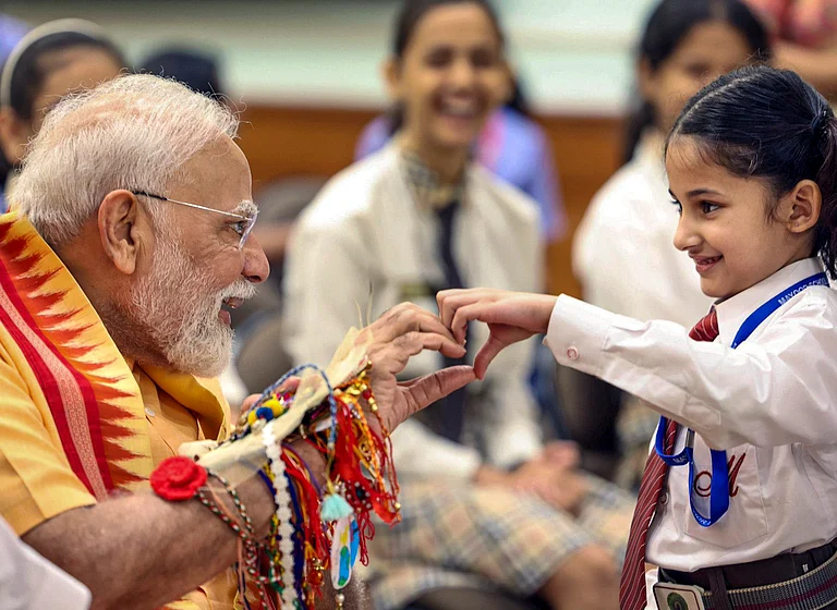 பள்ளி மாணவர்கள் மற்றும் பிரம்மா குமாரிகள் அமைப்பினருடன் பிரதமர் மோடி ரக்ஷா பந்தன் விழா கொண்டாடினார்