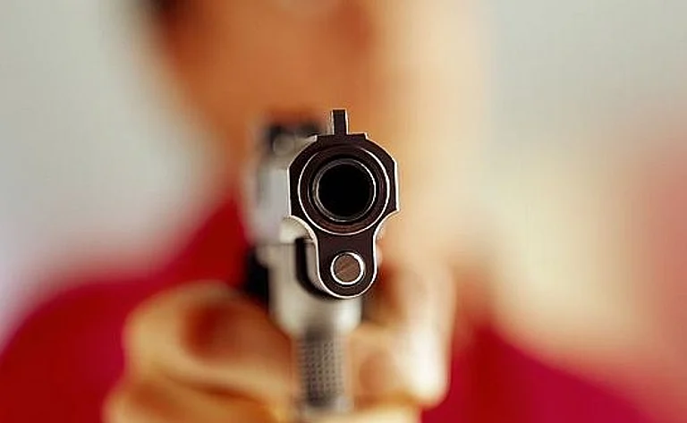 பள்ளியில் பயங்கரம்: ஆசிரியரை துப்பாக்கியால் சுட்ட மாணவன் – காரணம் என்ன?