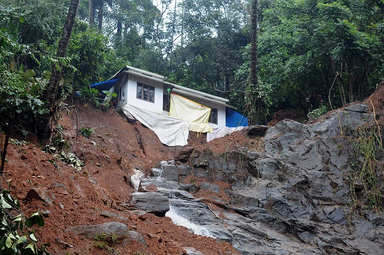 பாகிஸ்தான் ஆக்கிரமிப்பு காஷ்மீரில் சோகம்: நிலச்சரிவில் சிக்கி 9 தன்னார்வலர்கள் பலி!