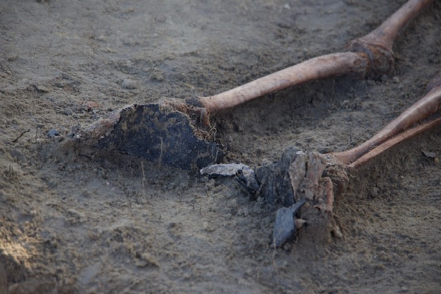 காலில் செருப்புடன் எலும்புக்கூடு ஒன்று மீட்பு！