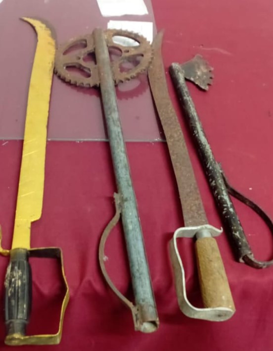 கூரிய வாள்கள், ஐஸ் போதைப்பொருள்களுடன்  வீட்டில் தங்கியிருந்த 19 பேர்   மூதூர் பொலிஸாரால் கைது.