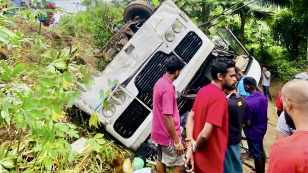 பஸ் விபத்தில் 42 பேர் காயம்.