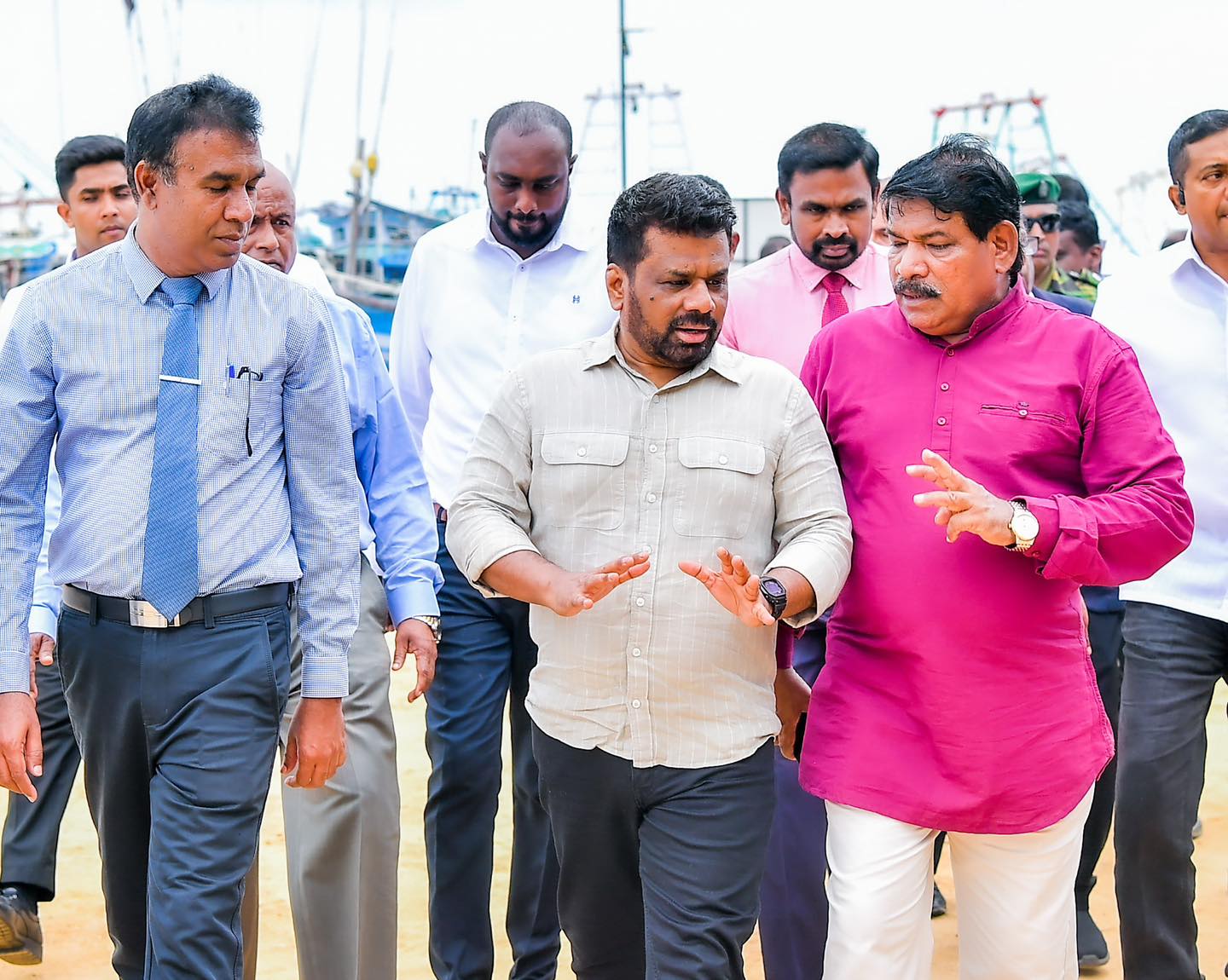 யாழ். விஜயத்தின்போது  புலனாய்வு அதிகாரிகளை அதிரவைத்த ஜனாதிபதி.