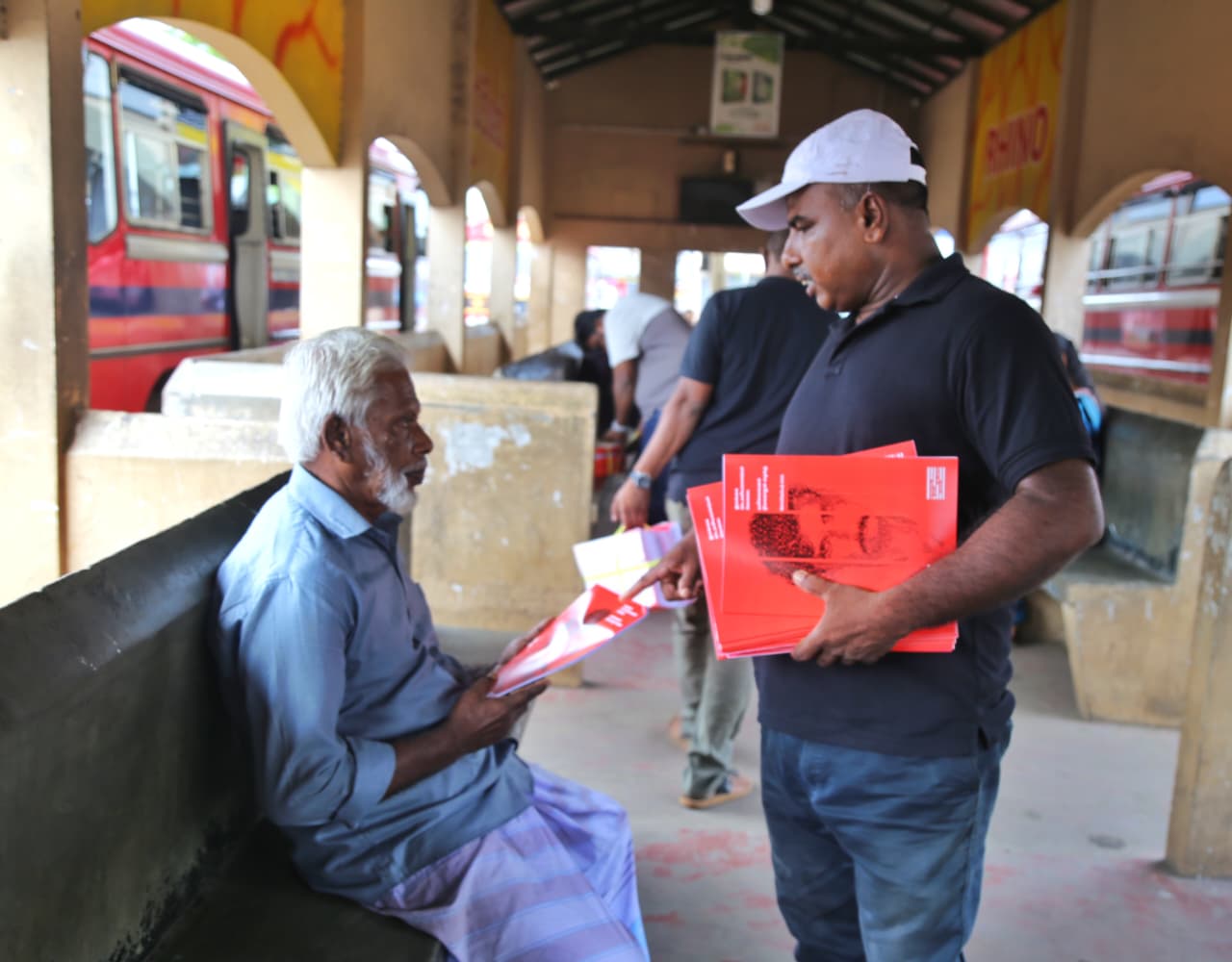 படுகொலை செய்யப்பட்ட ஊடகர் நிமலராஜனின் விசாரணை அறிக்கை யாழ். நகரில் விநியோகம்!