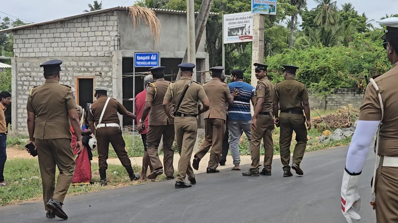 மயிலிட்டியில் காணி உரிமையாளர்களுடன்  பொலிஸ் அடாவடி!