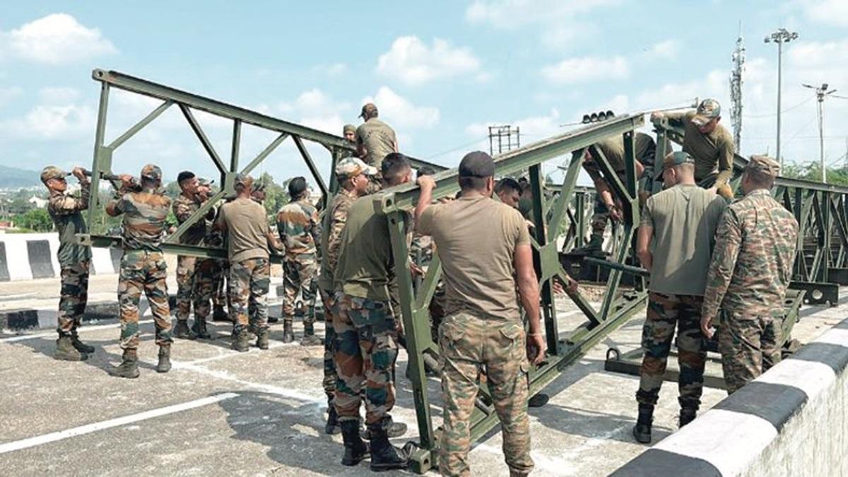 தாவி ஆற்று வெள்ளம்: 12 மணி நேரத்தில் பாலம் அமைத்து அசத்திய இந்திய ராணுவம்!