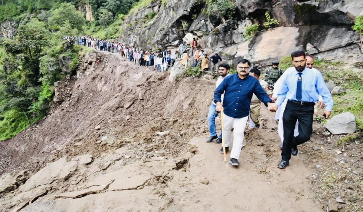 ஜம்மு காஷ்மீர்: நிலம் உள்வாங்கியதால் கலாபன் கிராம மக்கள் அச்சம்