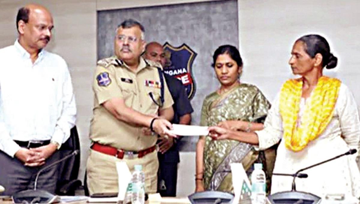 தலைக்கு ரூ.1 கோடி வெகுமதி: பெண் மாவோயிஸ்ட் தலைவர் தெலங்கானா போலீசில் சரண் அடைந்தார்