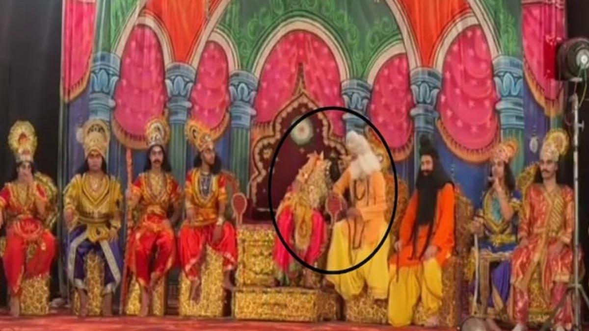 ராம்லீலா நாடகம்: நடித்துக் கொண்டிருந்தபோதே மேடையில் நாடக நடிகர் மாரடைப்பால் உயிரிழப்பு