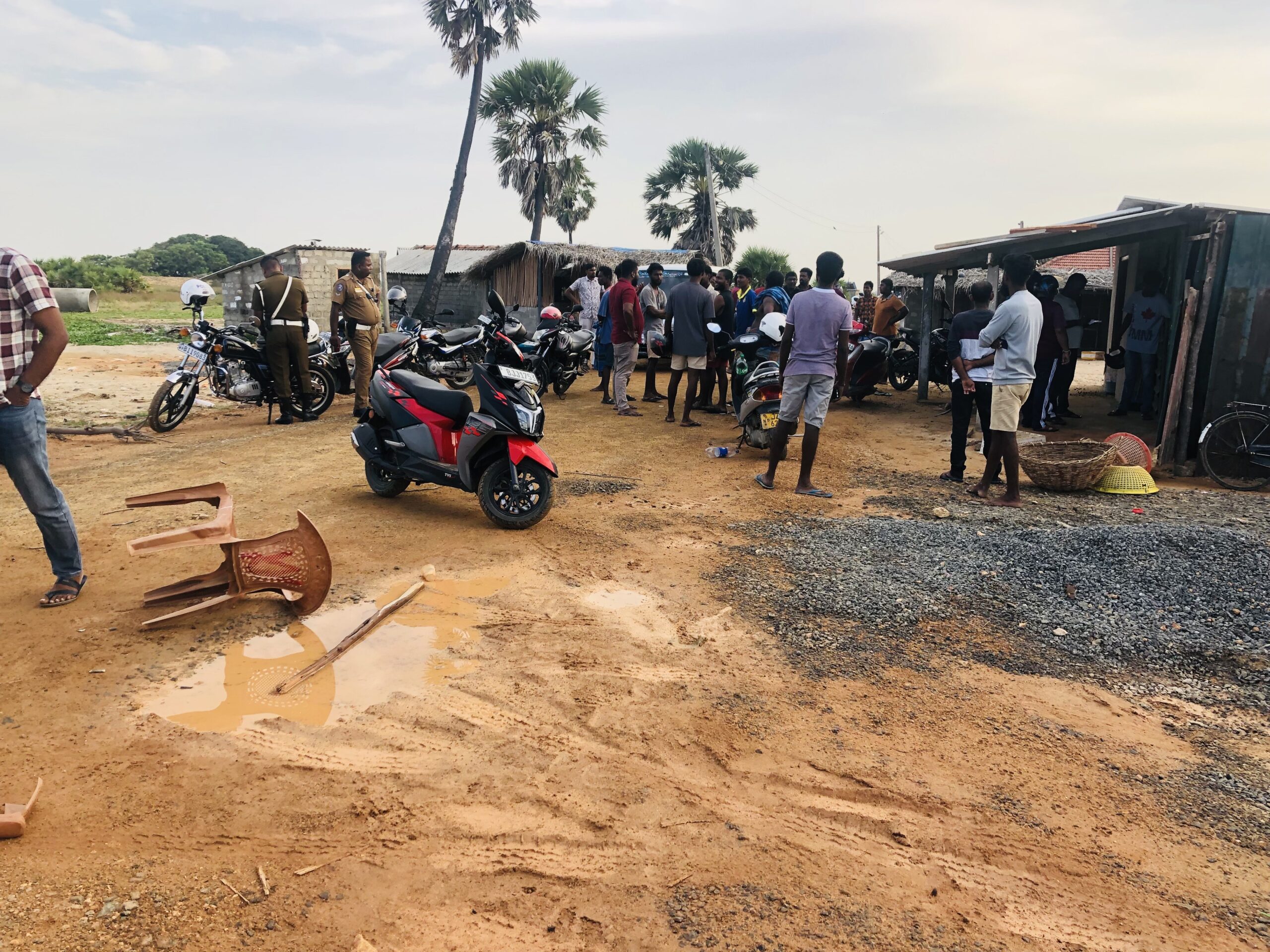 மீனவர்களின் வாடிக்குத் தீ வைப்பு!  வடமராட்சியில் மணல் கடத்தல் கும்பல் அட்டகாசம் இரு மீனவர்கள் காயங்களுடன் வைத்தியசாலையில்..