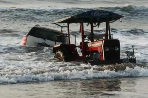 கூகுள் மேப்பை நம்பி காரை கடலுக்குள் செலுத்திய சென்னை இளைஞர்கள்