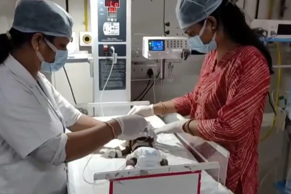 பிறந்து 20 நாளே ஆன பெண் குழந்தை உயிருடன் புதைக்கப்பட்ட கொடூரம்: ஆடு மேய்ப்பவரால் உயிர் தப்பியது!