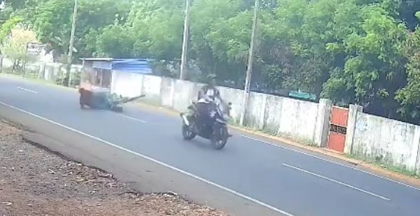 ஒரு சைக்கிள், 3 மோட்டார் சைக்கிள்கள் ஒன்றுடன் ஒன்று மோதி விசித்திர விபத்து  – அவற்றில் பயணித்த அனைவரும் சிறு காயங்களுடன் தப்பினர்.