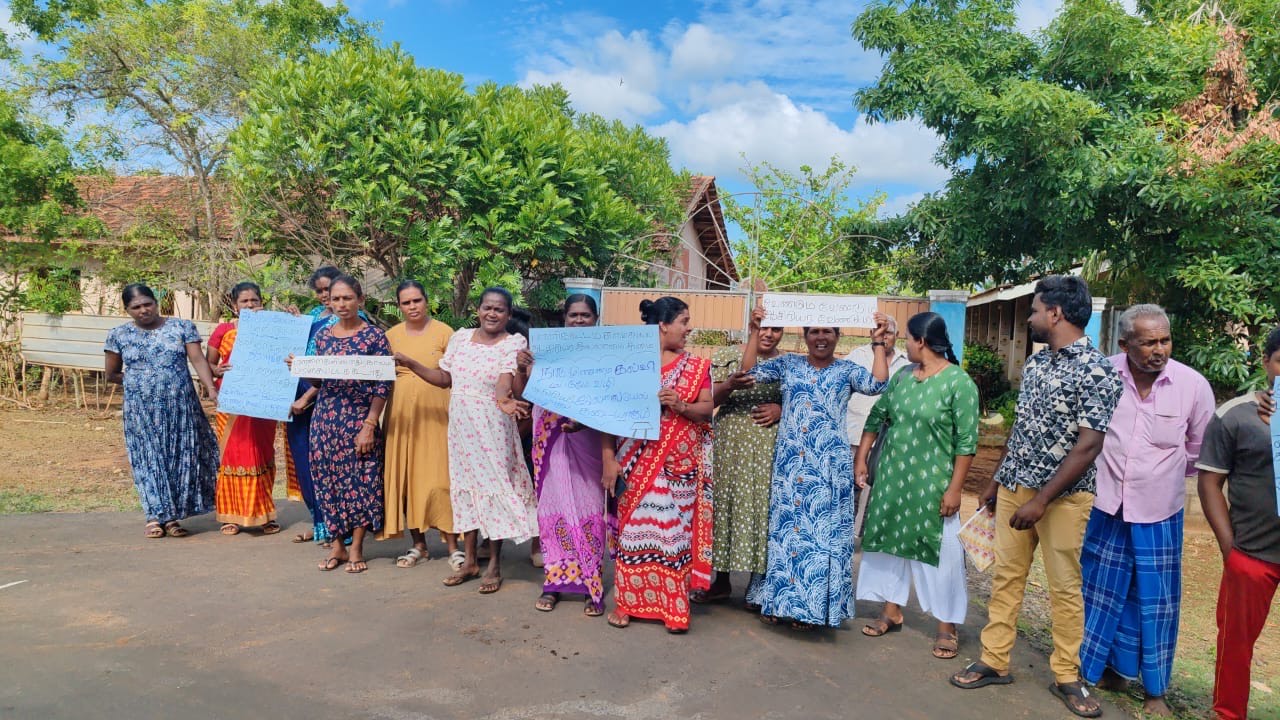 ஆசிரியர் பற்றாக்குறையை நிவர்த்தி செய்யுமாறு கோரி மாணவர்களின் பெற்றோர்கள் ஆர்ப்பாட்டம்.