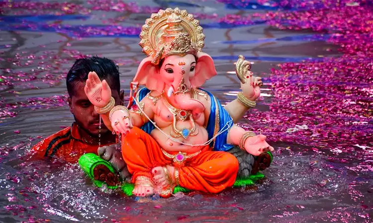 விநாயகர் சிலை கரைப்பின்போது விபரீதம்: மகாராஷ்டிராவில் நீரில் மூழ்கி 4 பேர் பலி, 13 பேர் மாயம்