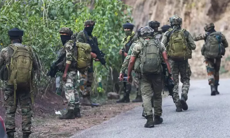 காஷ்மீரில் பயங்கர மோதல் குல்காமில் துப்பாக்கிச் சண்டை: 2 பயங்கரவாதிகள் சுட்டுக்கொலை; 2 ராணுவ வீரர்கள் வீரமரணம்