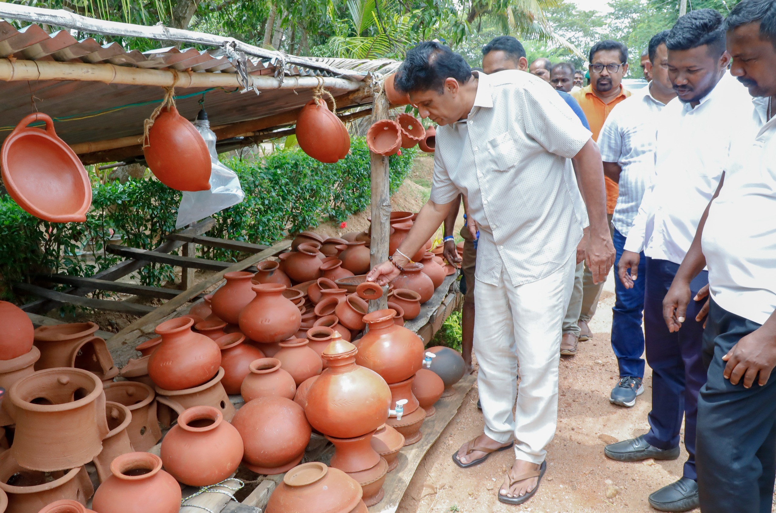 இந்த அரசுக்கு வாக்களித்த அரச ஊழியர்கள்இன்று வீதியில்  – தொழிற்சங்கத் தலைவர்களோ ஆட்சிக் கதிரைகளில் என்று எதிர்க்கட்சித் தலைவர் சஜித் பிரேமதாஸ சாடல்.