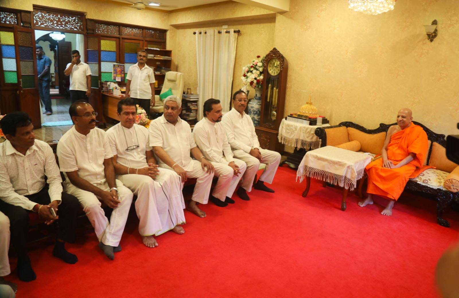 அரசின் கைது நடவடிக்கைகளுக்கு எதிராக  இரு மகாநாயக்க தேரர்களிடமும் எதிரணிப் பிரமுகர்கள் முறையீடு.