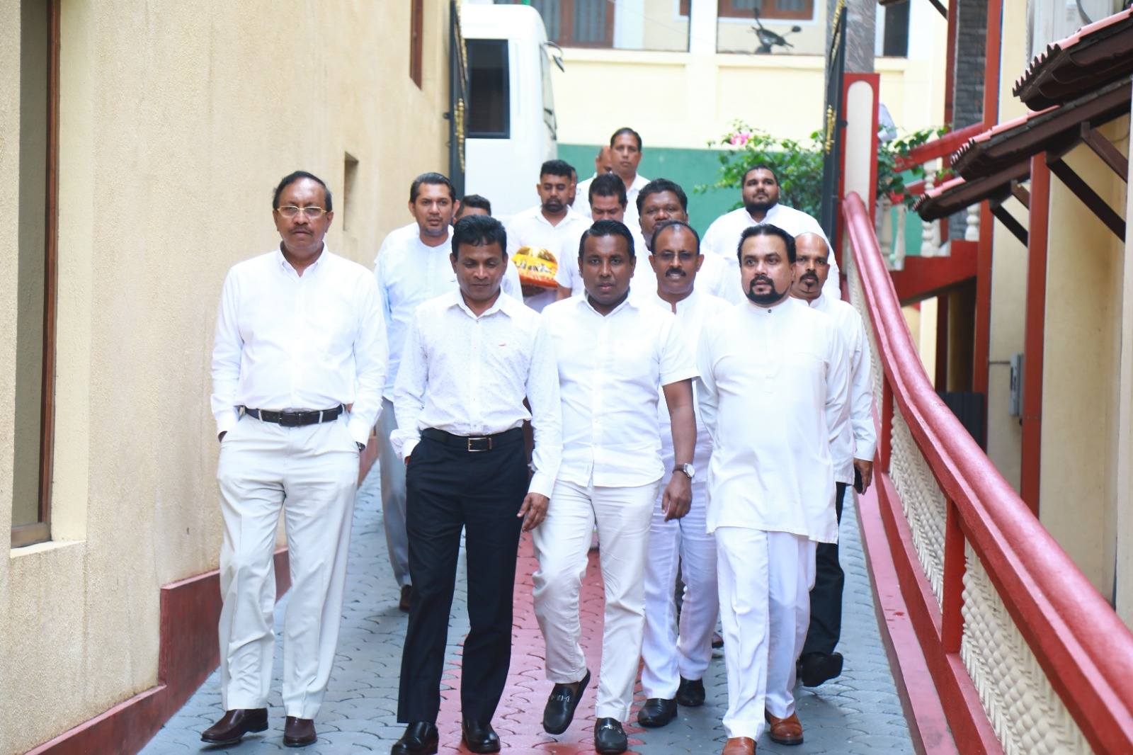 அரசியல் பழிவாங்கல்களைத் தவிர வேறு எதையும் அரசு செய்யவில்லை  – இப்படிச் சாடுகின்றார் விமல்.