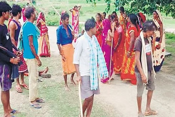 ஜார்க்கண்ட்: பெண்ணின் தலைமுடியை வெட்டி, அரை நிர்வாணமாக்கி ஊர்வலம்; 3 பெண்கள் கைது!