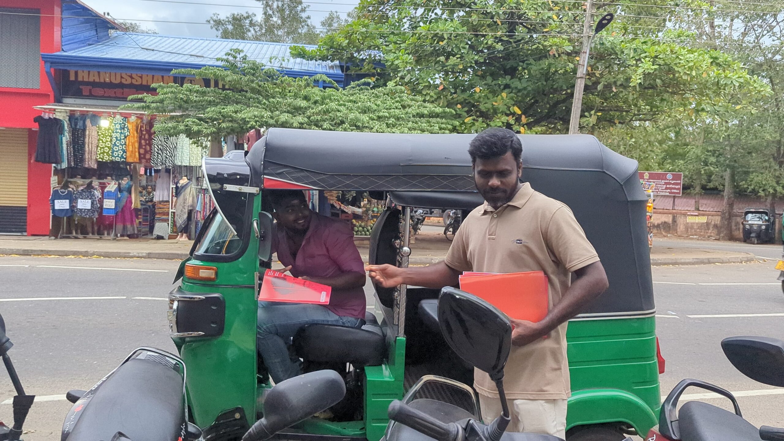 நிமலராஜன் படுகொலை வழக்கின் விசாரணை அறிக்கை வவுனியாவில் ஊடகவியலாளர்களால் இன்று விநியோகம்.