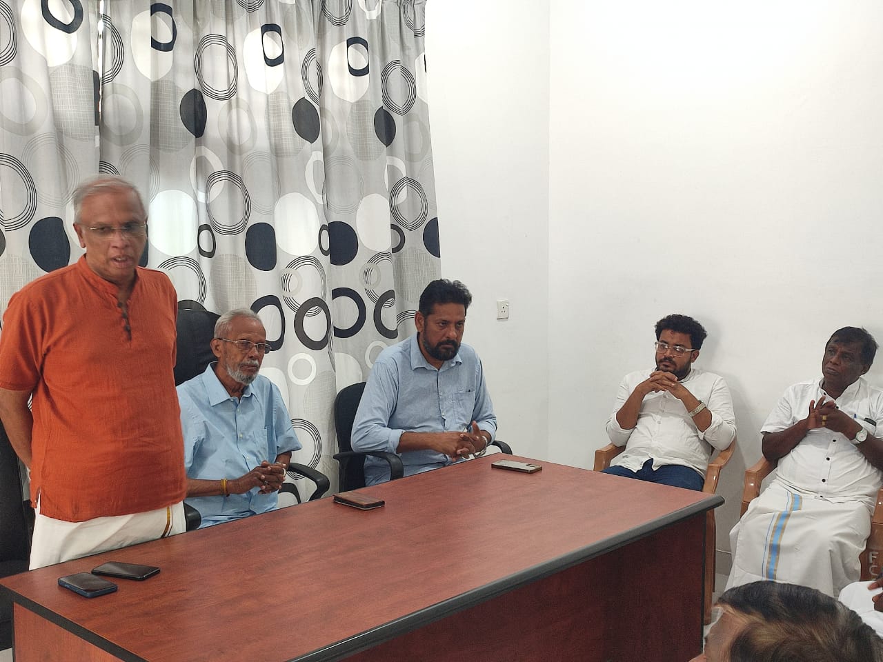 அம்பாறை மாவட்ட தமிழ்ப் பிரதேசங்களின் காணி உள்ளிட்ட   பல பிரச்சினைகள் பற்றி தமிழரசு சார்பாக அரசுக்குக் கடிதம்  – ஆலையடிவேம்பில் சுமந்திரன் தெரிவிப்பு.