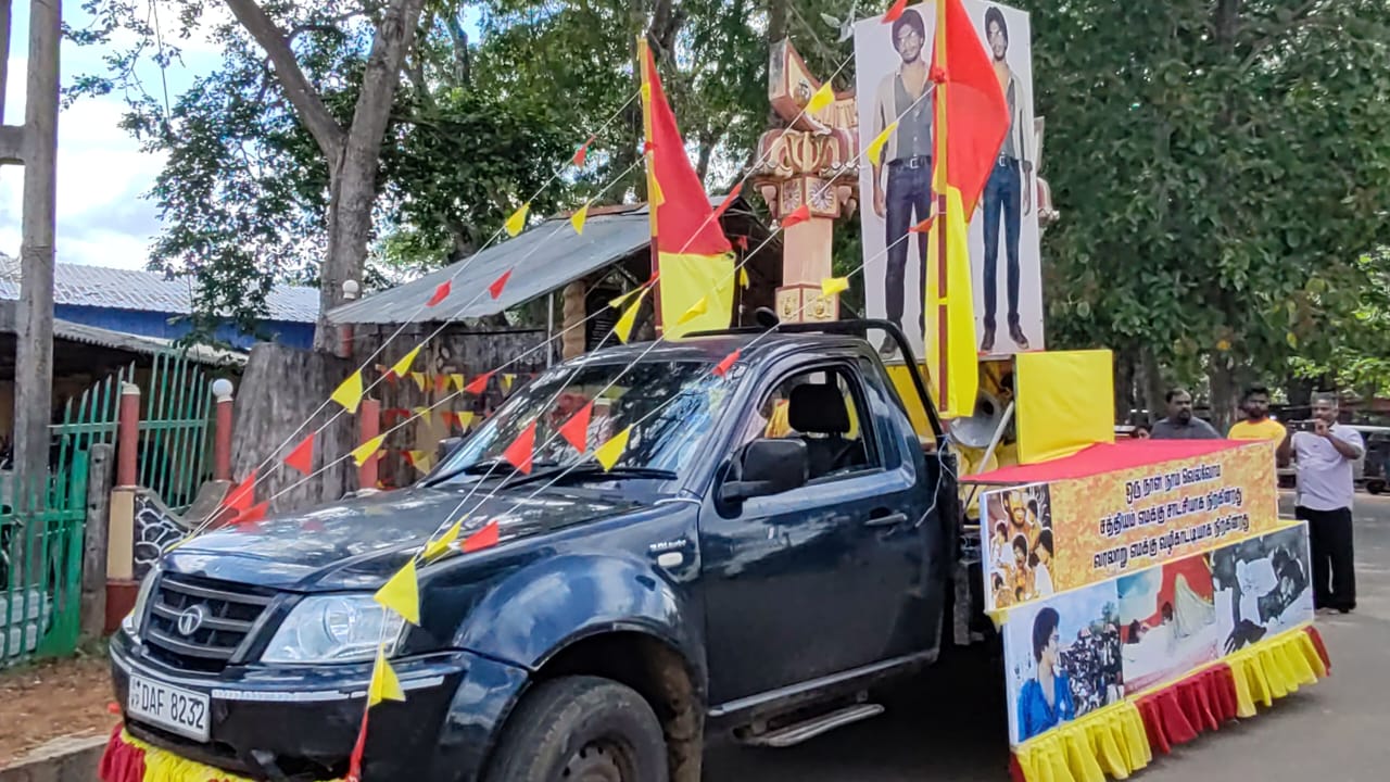 திலீபனின் ஊர்திக்கு வவுனியாவில் அஞ்சலி செலுத்தத் திரண்ட மக்கள்.