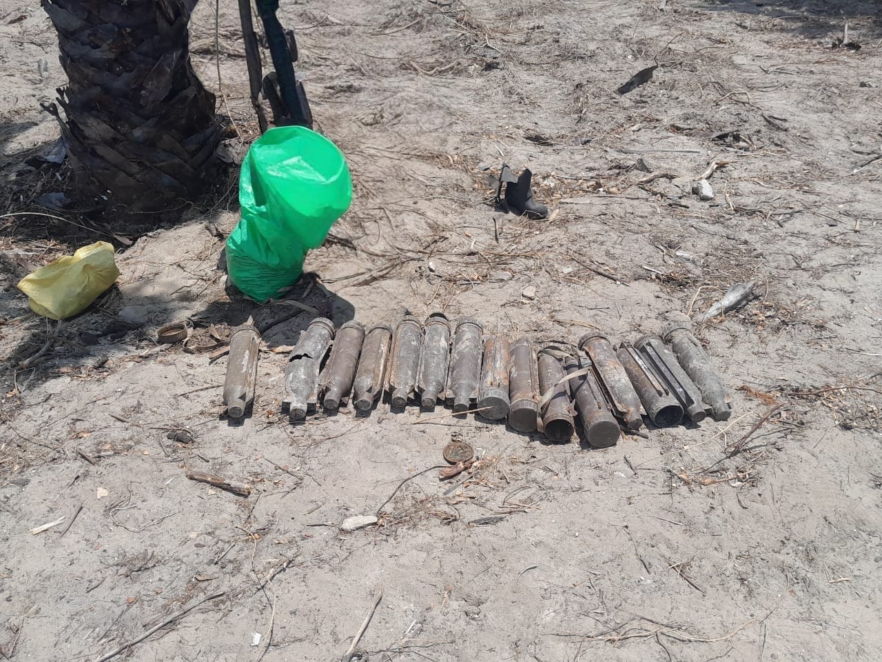 யாழ். சர்வதேச விளையாட்டு மைதானம் அமையவுள்ள காணிக்குள் கண்டுபிடிக்கப்பட்ட துப்பாக்கி ரவைகள் மீட்பு.