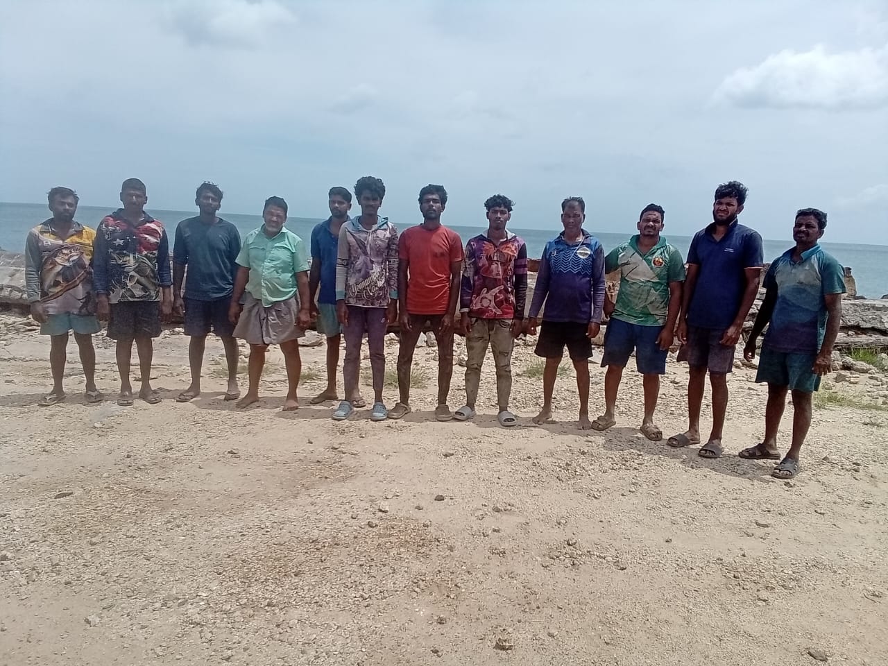 நெடுந்தீவுக் கடற்பரப்பில் இன்று இந்திய மீனவர்கள் 12 பேர் கைது!