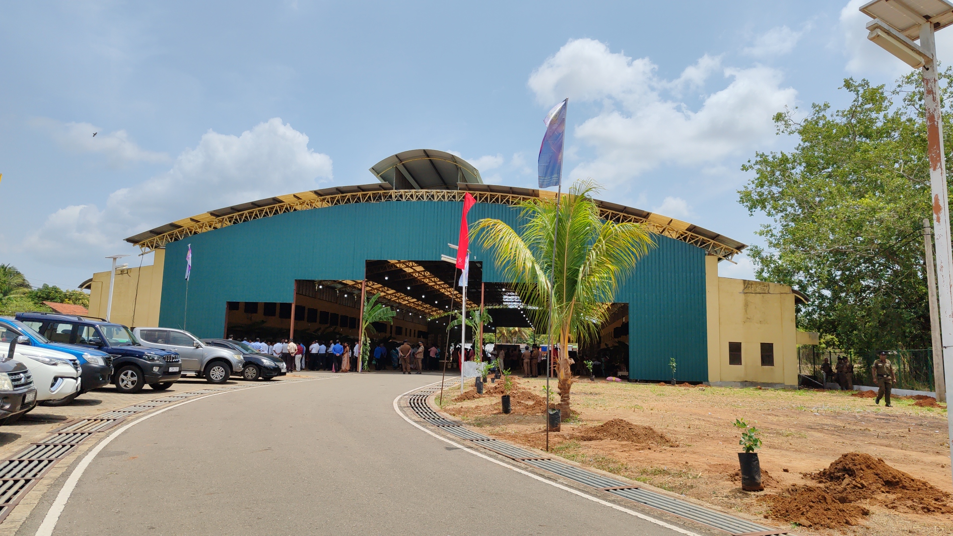 7 வருடங்களின் பின் திறந்து வைக்கப்பட்ட வவுனியா பொருளாதார மத்திய நிலையம்.