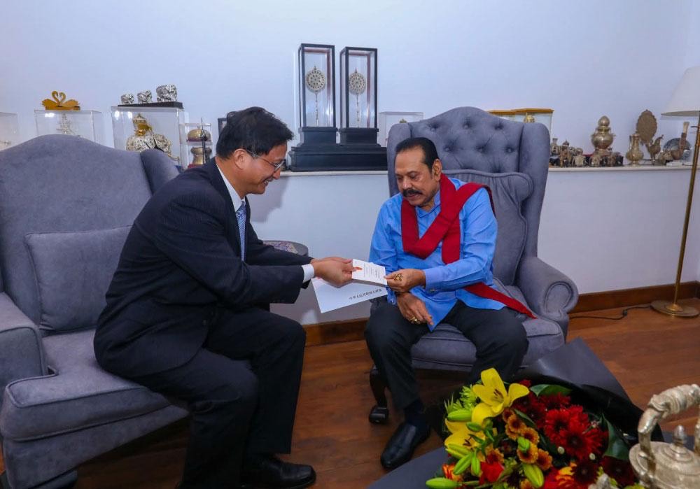 ஓடோடிச் சென்று மஹிந்தவை சந்தித்துப் பேசிய சீனத் தூதுவர்.