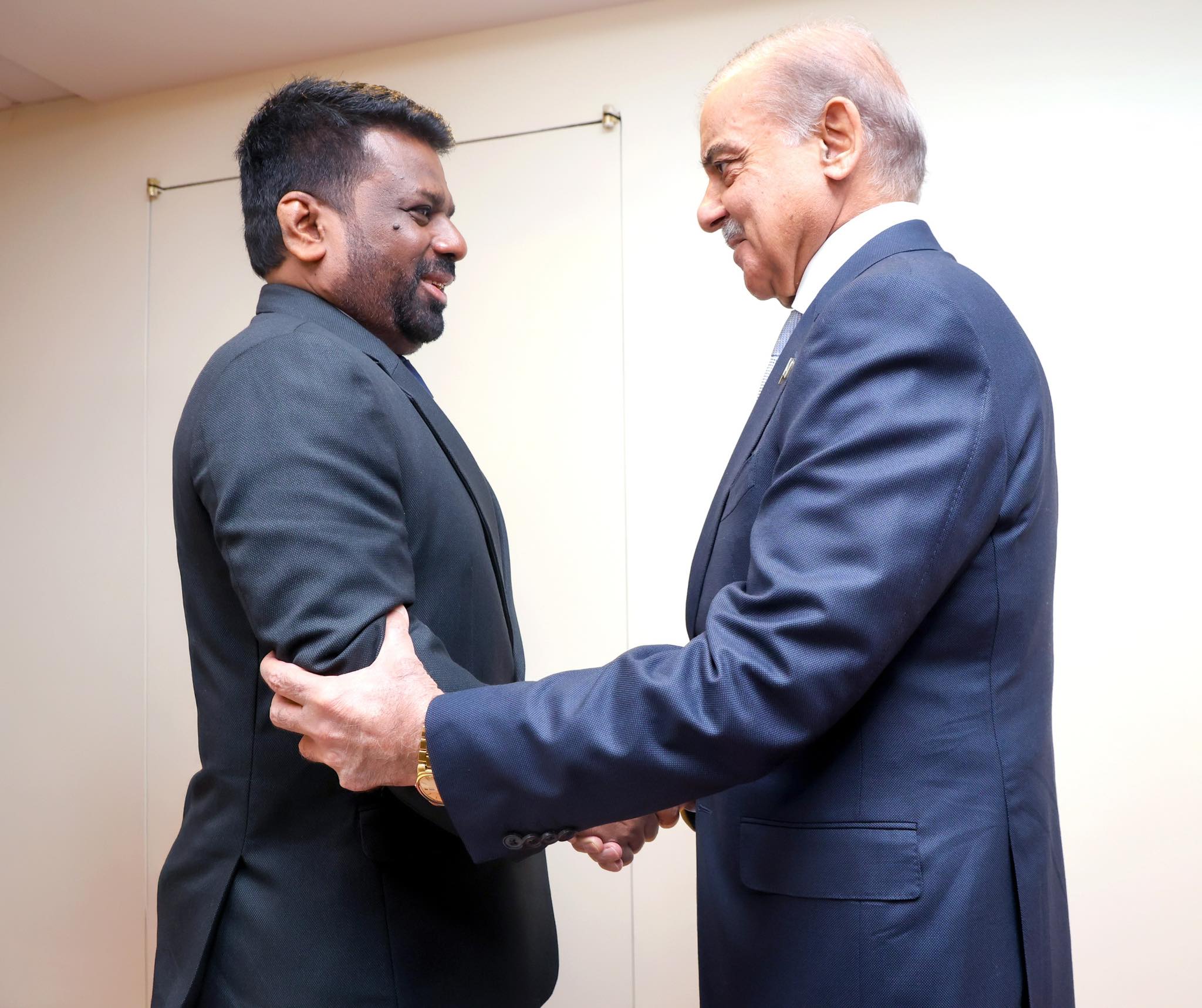 பாகிஸ்தான் பிரதமரையும் சந்தித்த அநுர.