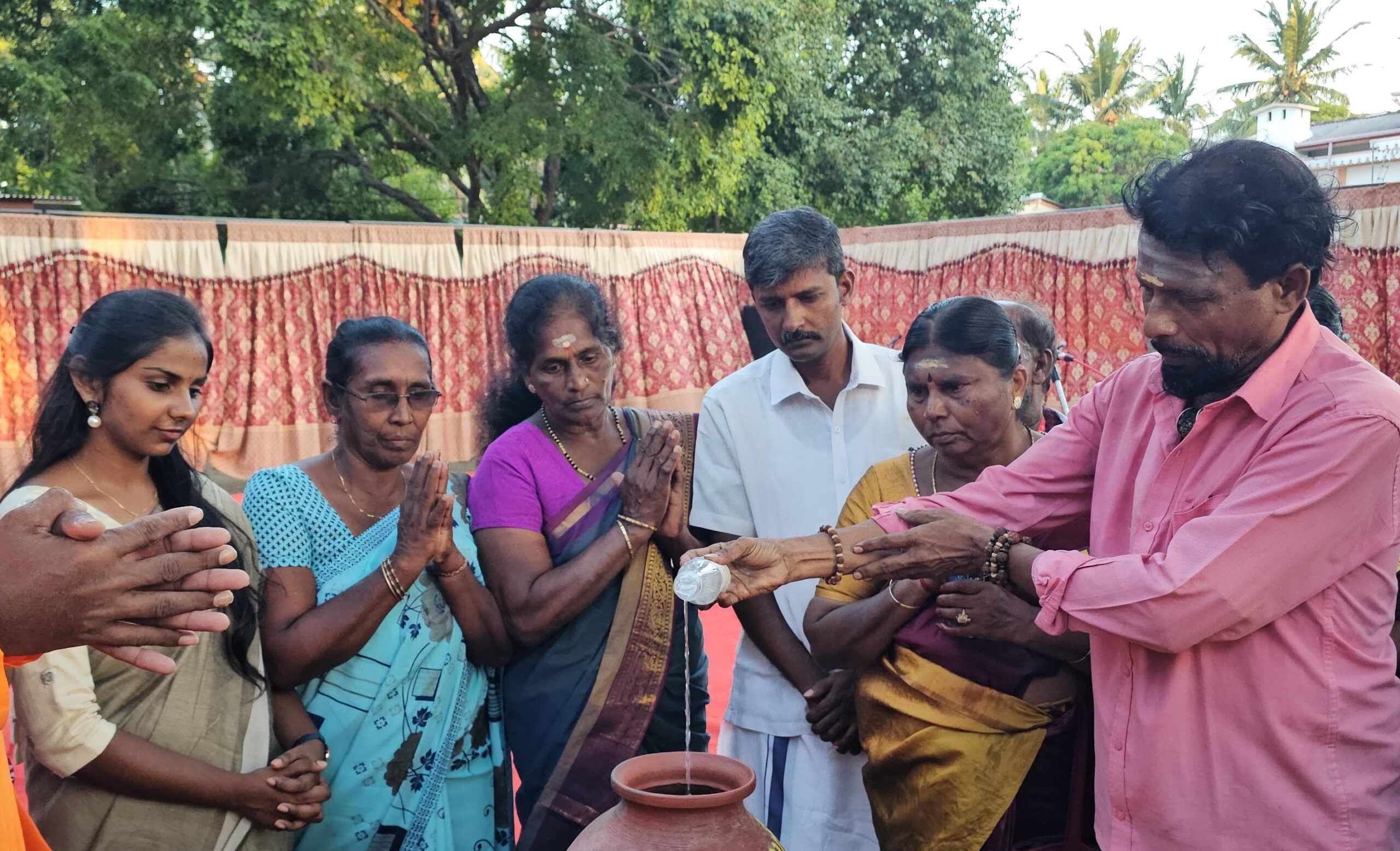 அரசியல் கைதிகளின் விடுவிப்பை வலியுறுத்தி  காசியில் இருந்து யாழ்ப்பாணம் எடுத்து வரப்பட்ட விடுதலை நீர்.