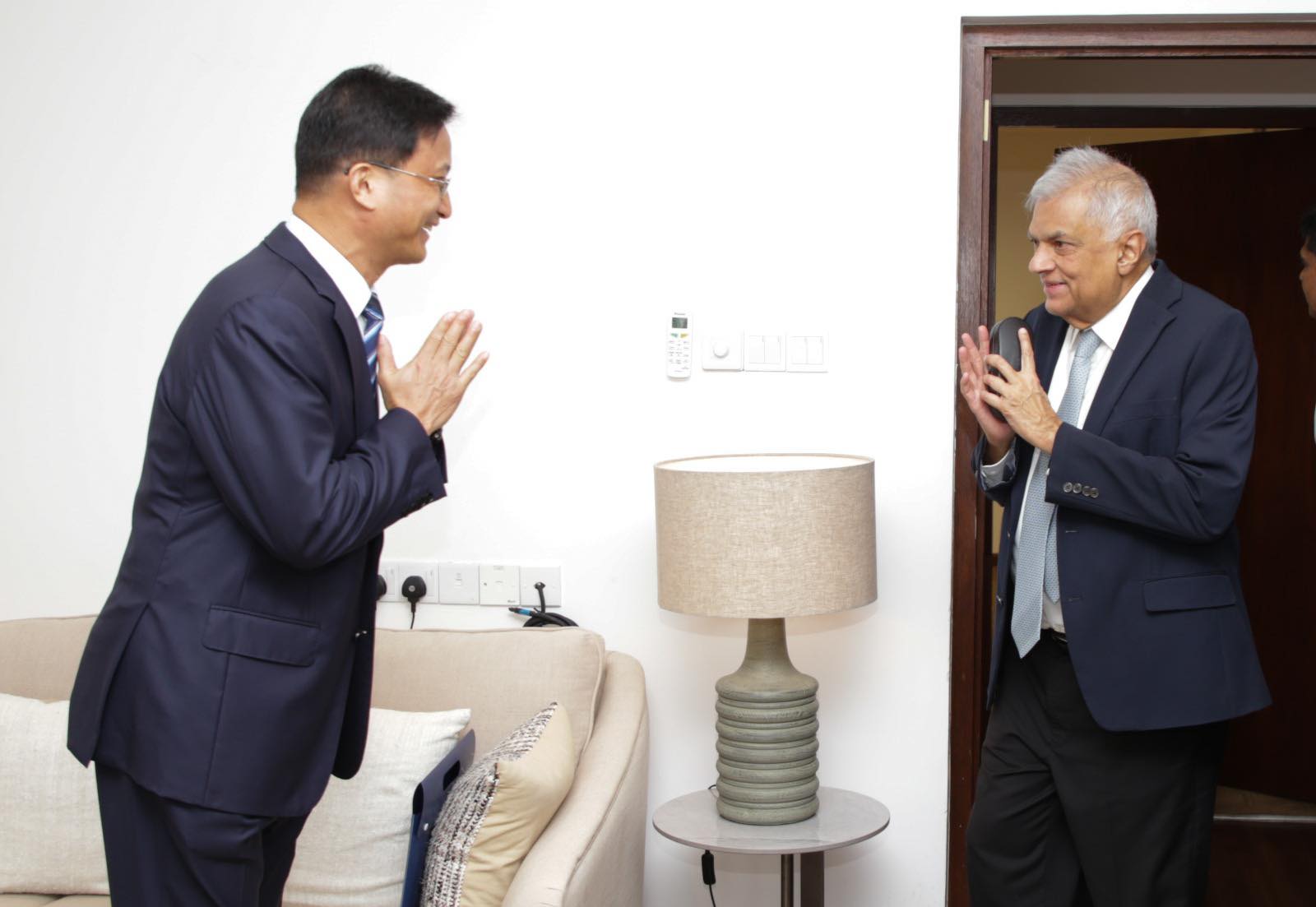 சூடுபிடிக்கும் அரசியல் களம்  – ரணிலையும் சந்தித்துப் பேசிய சீனத் தூதுவர்.