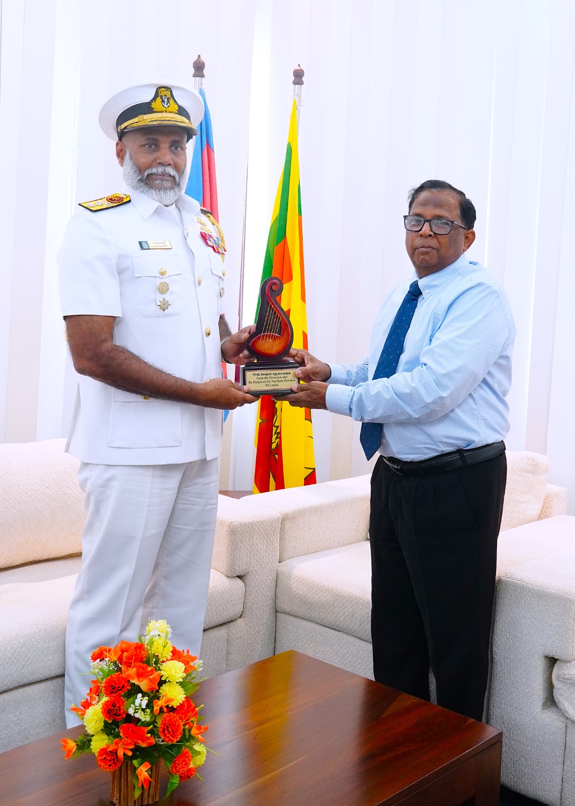 வடக்கு ஆளுநரைச் சந்தித்த வடக்கு கடற்படைத் தளபதி!