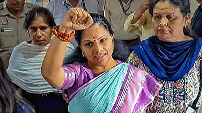 கே.சி.ஆர். மகள் கவிதா பிஆர்எஸ் கட்சியில் இருந்து விலகல்: எம்எல்சி பதவியையும் ராஜினாமா செய்தார்