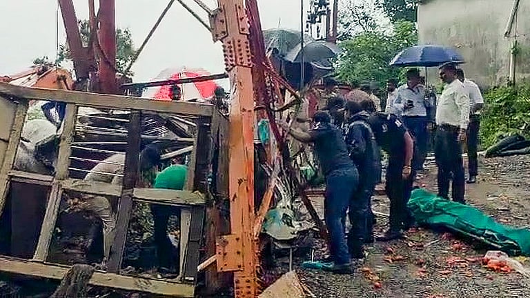 பயங்கரம்: பாவாகத் மலைக் கோயில் ரோப்கார் கேபிள் அறுந்து 6 பேர் உயிரிழப்பு