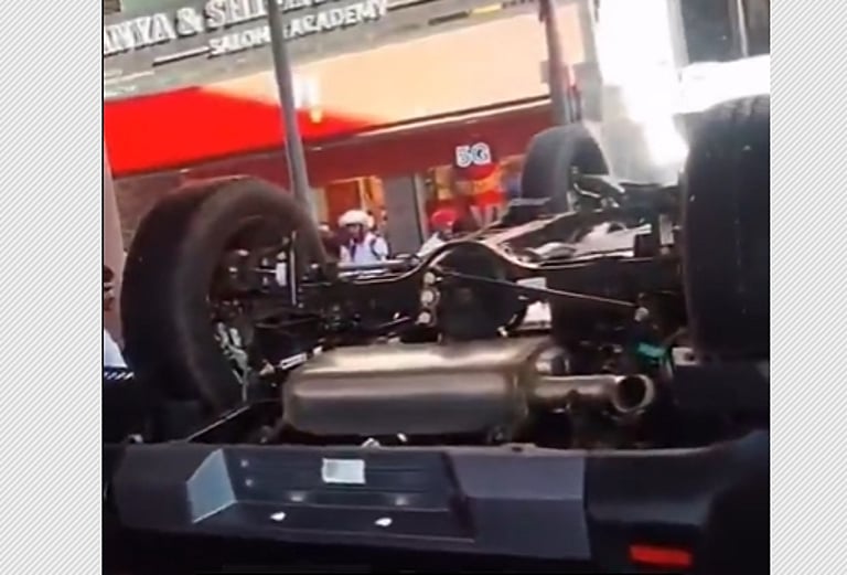 டயரில் எலுமிச்சை வைத்து பூஜை செய்து, மஹிந்திரா தாரை இயக்கிய பெண்ணால் பயங்கர விபத்து!