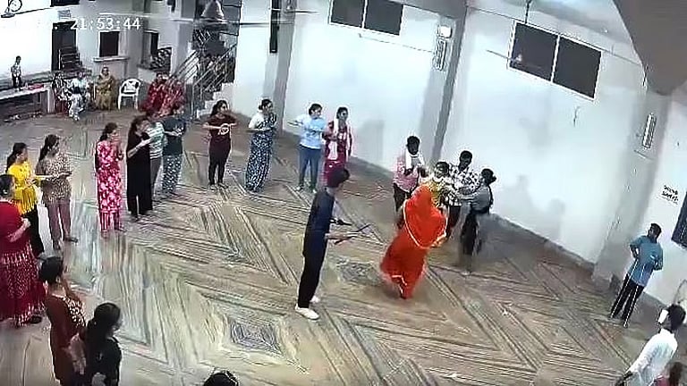 மத்தியப் பிரதேசத்தில் கர்பா நடனம் ஆடிக்கொண்டிருந்த பெண்ணை துப்பாக்கி முனையில் கடத்திய கும்பல்!