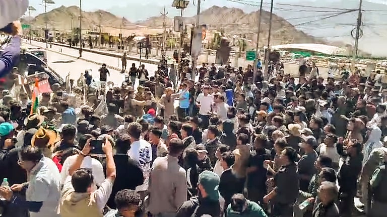 மாநில அந்தஸ்து கோரி லடாக்கில் போராட்டம்: போலீஸ் துப்பாக்கிச்சூட்டில் 4 பேர் உயிரிழப்பு