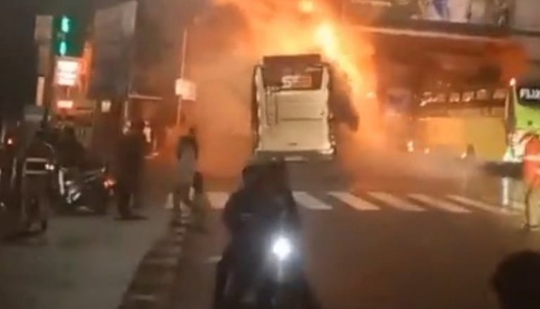 ஹைதராபாத் மெட்ரோ நிலையம் அருகே தனியார் பேருந்து தீப்பிடித்தது: 35 பயணிகள் பத்திரமாக மீட்பு!