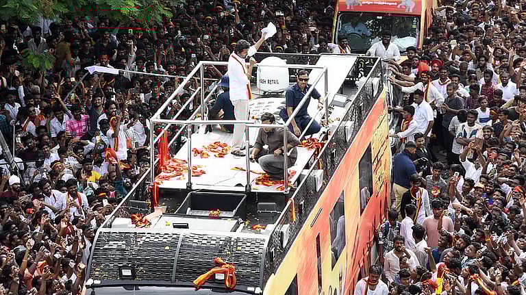 கரூர் சம்பவம் ‘திட்டமிட்ட சதி’ – சிபிஐ விசாரிக்கக் கோரி உயர் நீதிமன்றத்தில் தவெக அவசர முறையீடு!